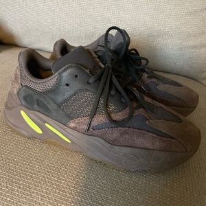 Adidas Yeezy Boost 700